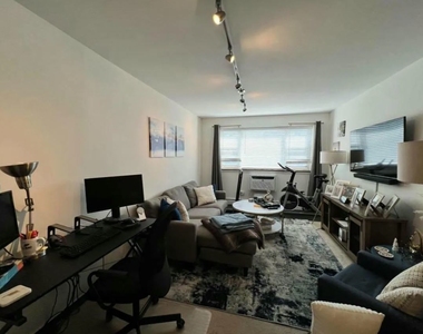 619 W Stratford Place - Photo Thumbnail 3