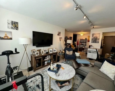 619 W Stratford Place - Photo Thumbnail 4