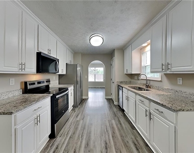 658 Castlebrooke Way - Photo Thumbnail 3