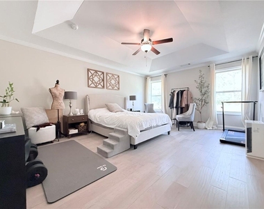138 Livingston Court - Photo Thumbnail 12