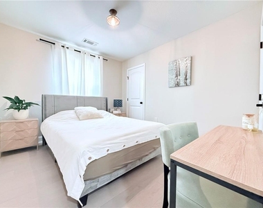 138 Livingston Court - Photo Thumbnail 16
