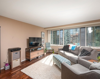 211 E Ohio Street - Photo Thumbnail 3