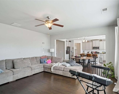 3605 Broadwick Lane - Photo Thumbnail 4