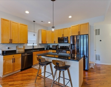 7028 N Ridge Boulevard - Photo Thumbnail 5