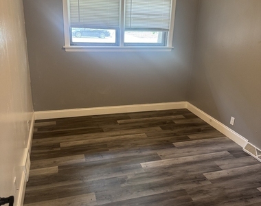 208 1/2 Blackstone Street - Photo Thumbnail 5
