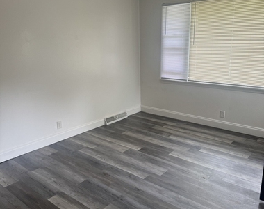 208 1/2 Blackstone Street - Photo Thumbnail 4