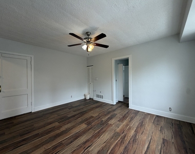 3727 N Pine Grove Avenue - Photo Thumbnail 3