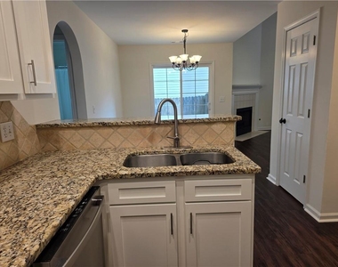 172 Stoneforest Drive - Photo Thumbnail 7