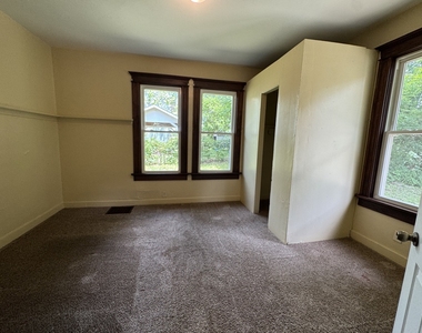 919 Leclaire Street - Photo Thumbnail 2