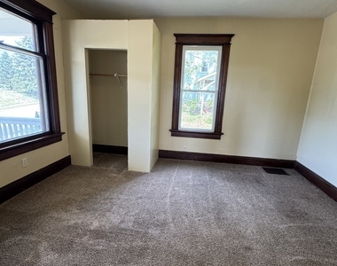 919 Leclaire Street - Photo Thumbnail 8