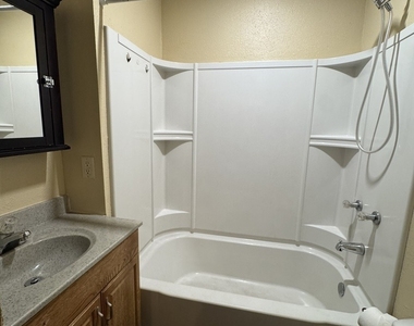 919 Leclaire Street - Photo Thumbnail 4