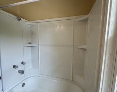 919 Leclaire Street - Photo Thumbnail 3