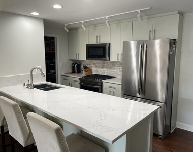 680 N Green Street - Photo Thumbnail 2