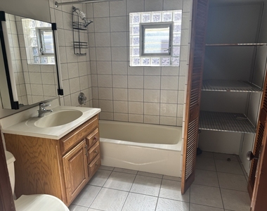 2005 W Greenleaf Avenue - Photo Thumbnail 12