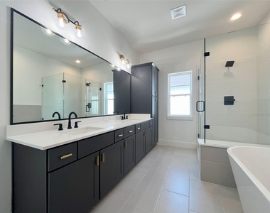 326 Eastwood Street - Photo Thumbnail 8