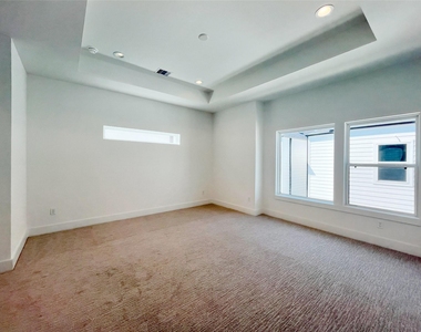 326 Eastwood Street - Photo Thumbnail 11