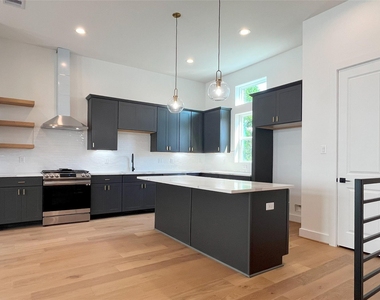 326 Eastwood Street - Photo Thumbnail 4