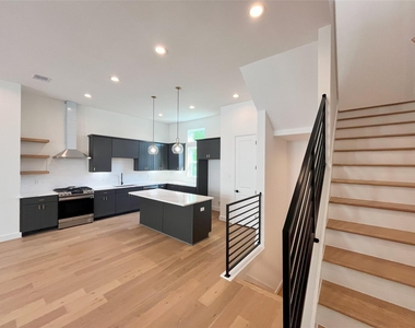 326 Eastwood Street - Photo Thumbnail 2