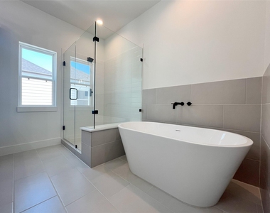 326 Eastwood Street - Photo Thumbnail 9