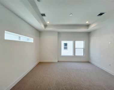326 Eastwood Street - Photo Thumbnail 12