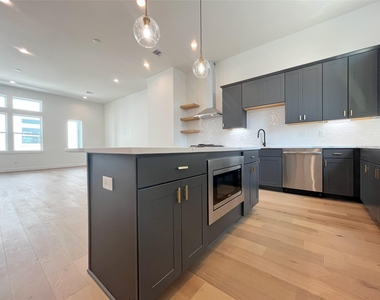 326 Eastwood Street - Photo Thumbnail 5