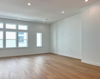 326 Eastwood Street - Photo Thumbnail 7