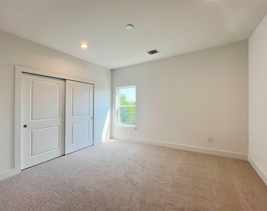 326 Eastwood Street - Photo Thumbnail 13