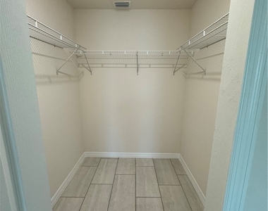 3305 Sw 15th Place - Photo Thumbnail 14