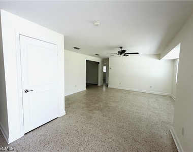 1637 S Mayfair Road - Photo Thumbnail 2