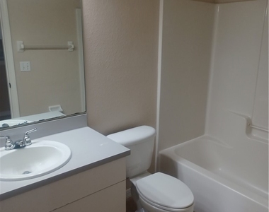 100 Sw Trafalgar Parkway - Photo Thumbnail 12