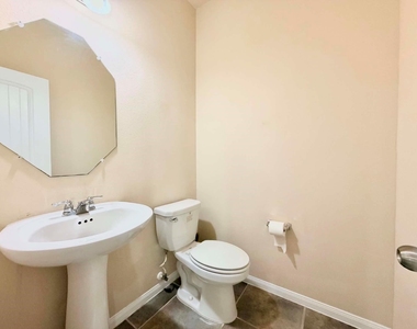 1247 S Maple Drive - Photo Thumbnail 6