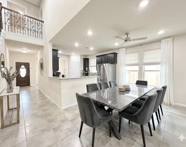 1247 S Maple Drive - Photo Thumbnail 4
