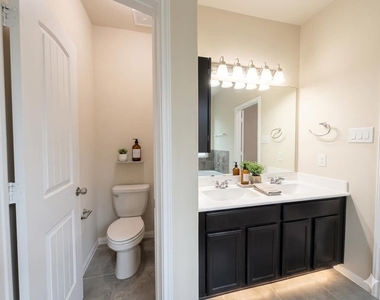 1247 S Maple Drive - Photo Thumbnail 14