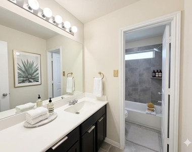 1247 S Maple Drive - Photo Thumbnail 11