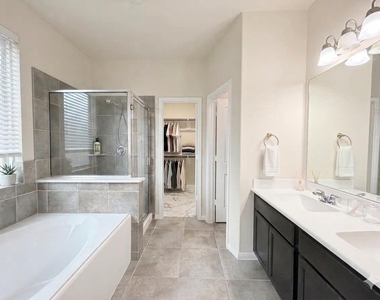 1247 S Maple Drive - Photo Thumbnail 8