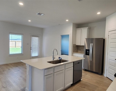 4031 Pierce Place Lane - Photo Thumbnail 3