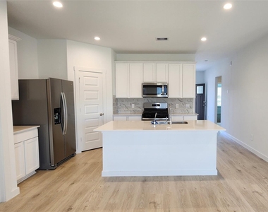 4031 Pierce Place Lane - Photo Thumbnail 2