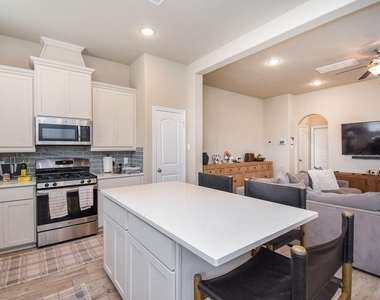 8726 Laurel Crest Drive - Photo Thumbnail 4