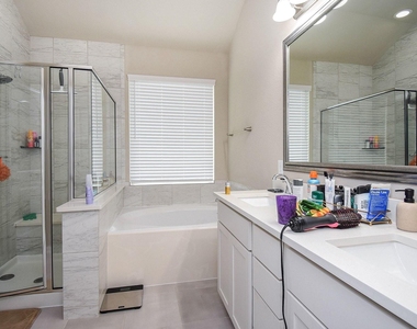 8726 Laurel Crest Drive - Photo Thumbnail 12