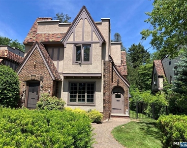 162 Washington - Photo Thumbnail 1