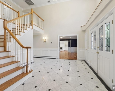 2 W Gate - Photo Thumbnail 1