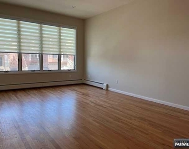 520 Glen - Photo Thumbnail 3