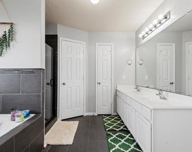 5614 Savannah Woods Lane - Photo Thumbnail 17