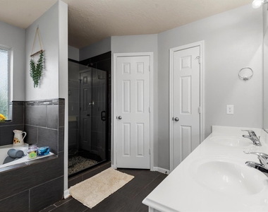 5614 Savannah Woods Lane - Photo Thumbnail 18