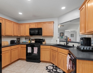 5614 Savannah Woods Lane - Photo Thumbnail 6