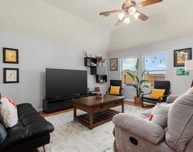 5614 Savannah Woods Lane - Photo Thumbnail 3