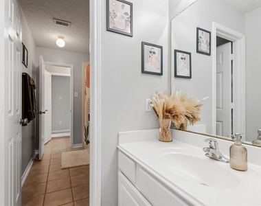 5614 Savannah Woods Lane - Photo Thumbnail 9