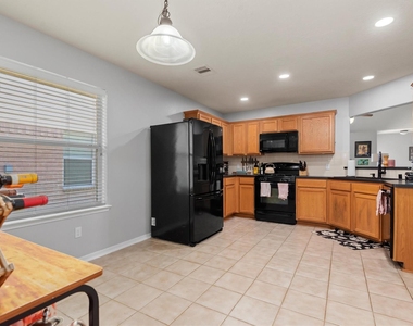 5614 Savannah Woods Lane - Photo Thumbnail 5
