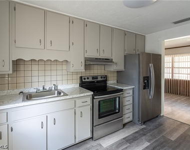 2352 Sunny View Drive - Photo Thumbnail 5