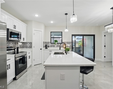 1011 & 1013 Abrams Boulevard - Photo Thumbnail 9